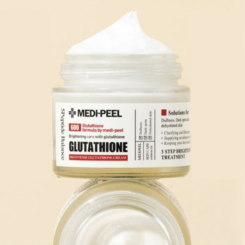 Obțineți un ten luminos cu crema iluminatoare MEDPEEL GLUTATHIONE 600 Brightening Cream. Această formulă puternică este concepută pentru pielea ternă și deshidratată, oferind un tratament de iluminare în 3 etape care clarifică, hidratează și menține luminozitatea.Borcanul deschis dezvăluie textura luxoasă a cremei, promițând să vă hrănească și să vă revitalizeze pielea cu fiecare aplicare.Ideal pentru obținerea unui tonus mai uniform al pielii și a unei străluciri radiante.